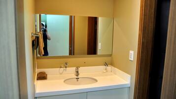 Rumah Keluarga | Kamar mandi | Shower, pengering rambut, lantai berpemanas, dan handuk