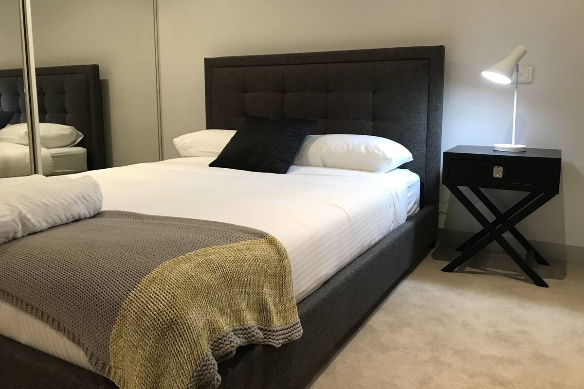 Deluxe Room | Laptop workspace, soundproofing, iron/ironing board, free WiFi
