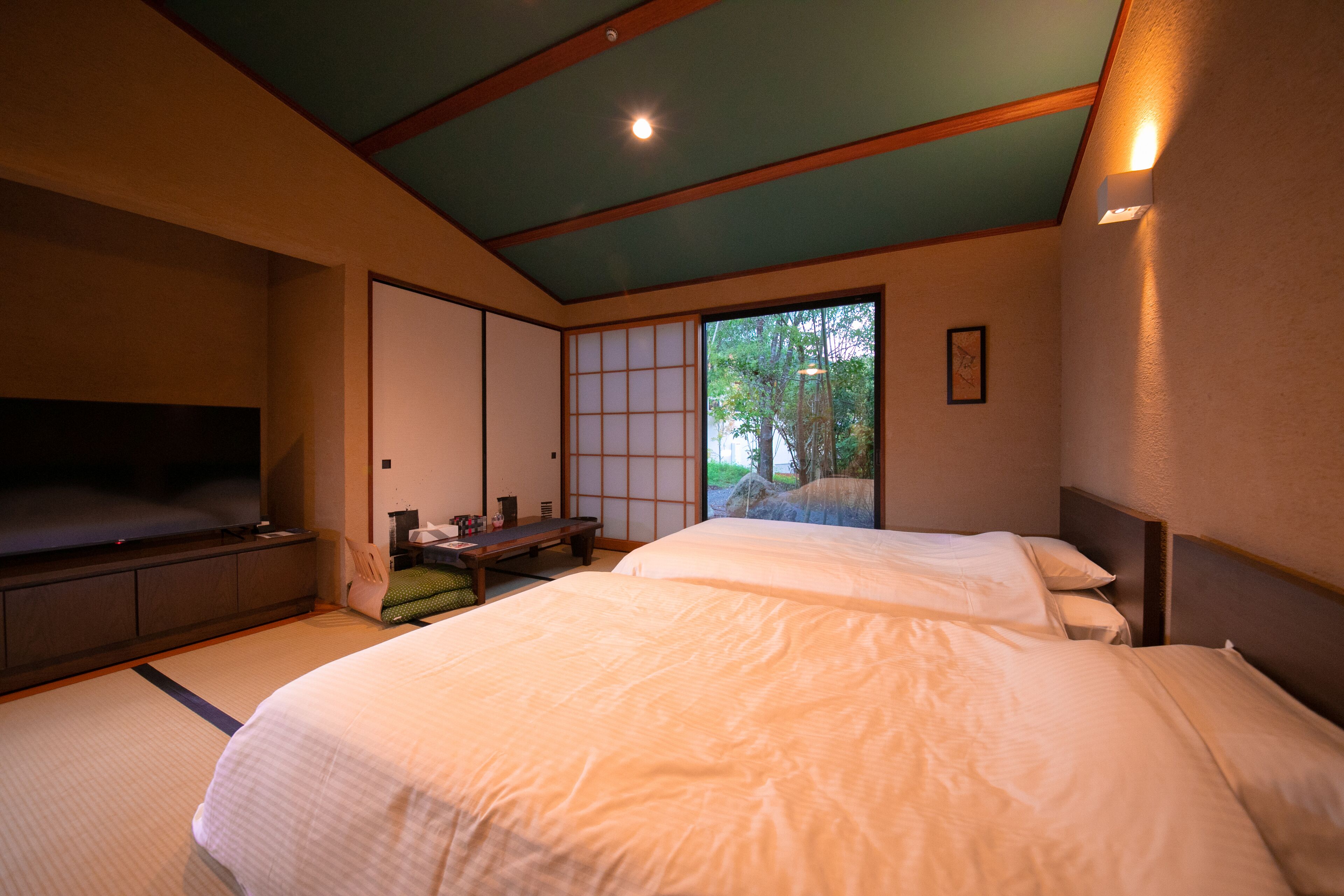 Individually furnished, desk, free WiFi