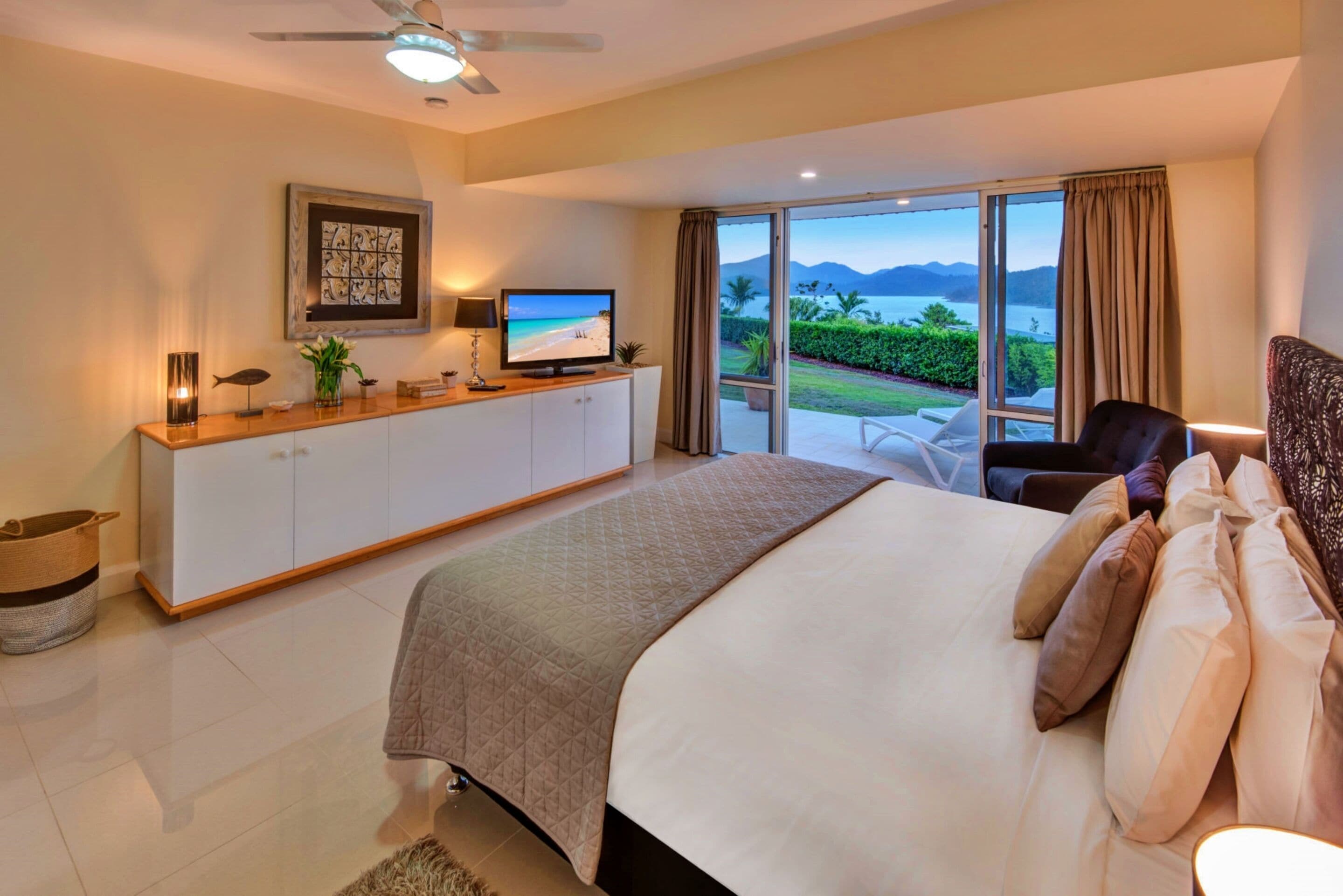 2 عدّة غرف نوم ومكتب وتجهيزات عازلة للصوت ومكواة/لوح كي