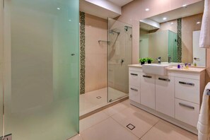 Departamento | Baño | Tina profunda, regadera tipo lluvia, secadora de cabello, toallas 