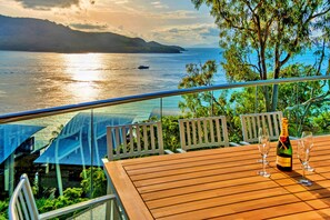 Outdoor dining - Waves 5 Luxury 3 Bedroom (Whitsundays)