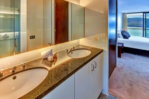 Bathroom - Waves 5 Luxury 3 Bedroom (Whitsundays)