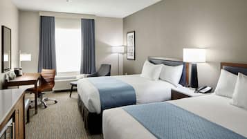 Een bureau, verduisterende gordijnen, een strijkplank/strijkijzer