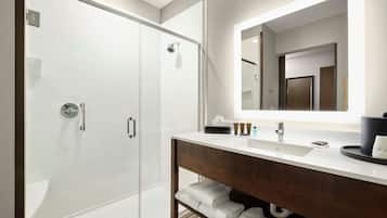 Perlengkapan mandi gratis, pengering rambut, dan handuk