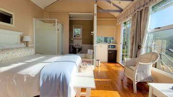 Basic Double Room, Bathtub | Individually decorated, individually furnished, soundproofing, free WiFi
