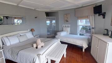 Habitación doble estándar | Decoración personalizada, muebles diferentes y insonorización