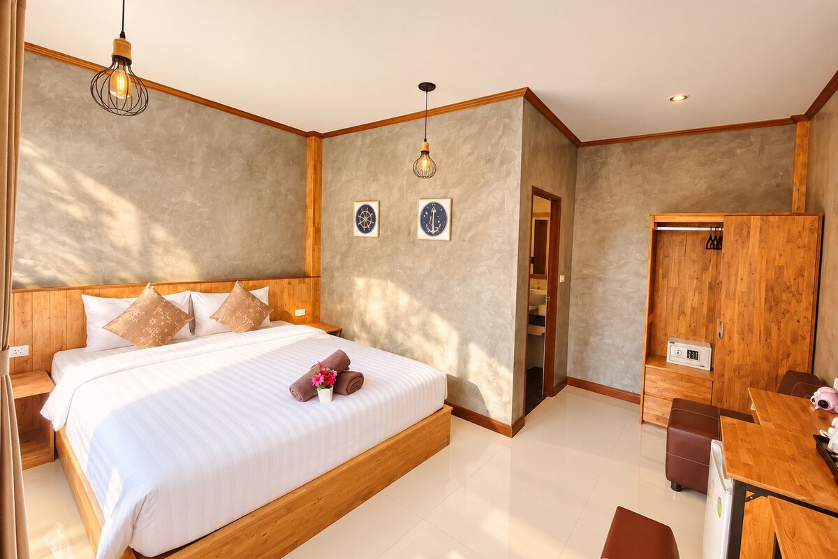 Premium bedding, in-room safe, desk, blackout curtains