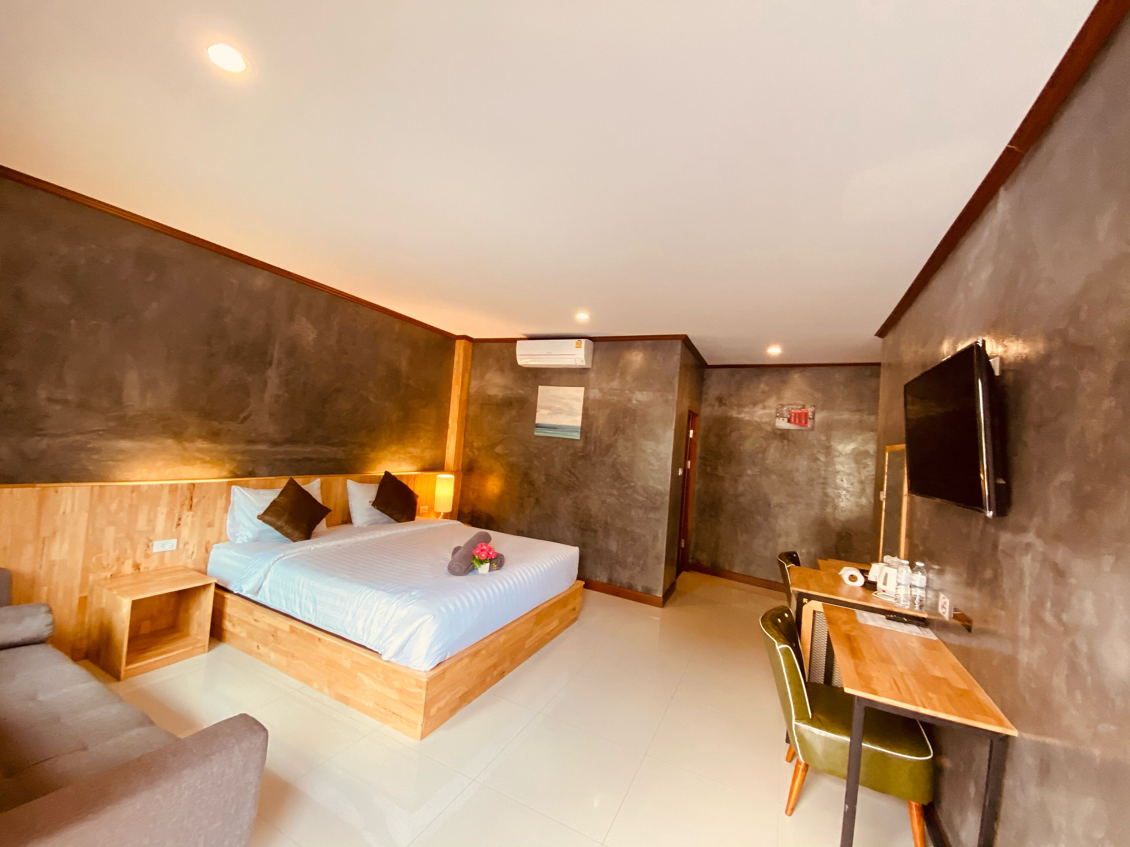 deluxe double room, bathtub | premium bedding, in-room safe, individually decorated