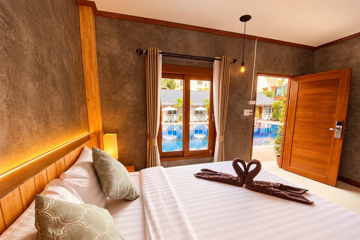Chambre Deluxe double, vue sur la piscine | Literie de qualité, coffre-fort, bureau, rideaux d’obscurcissement