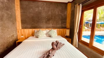 Ropa de cama de alta calidad y caja de seguridad en la habitación