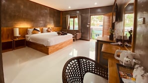 Un dormitorio moderno con una cama grande, mesitas de noche, un escritorio y una silla.