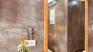 Habitación doble Deluxe, tina | Ropa de cama de alta calidad y caja de seguridad en la habitación