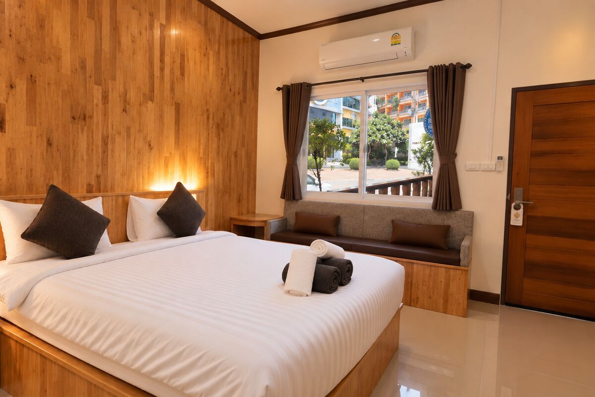 Studio Double Room | 高档床上用品、客房内保险箱、办公桌、遮光窗帘