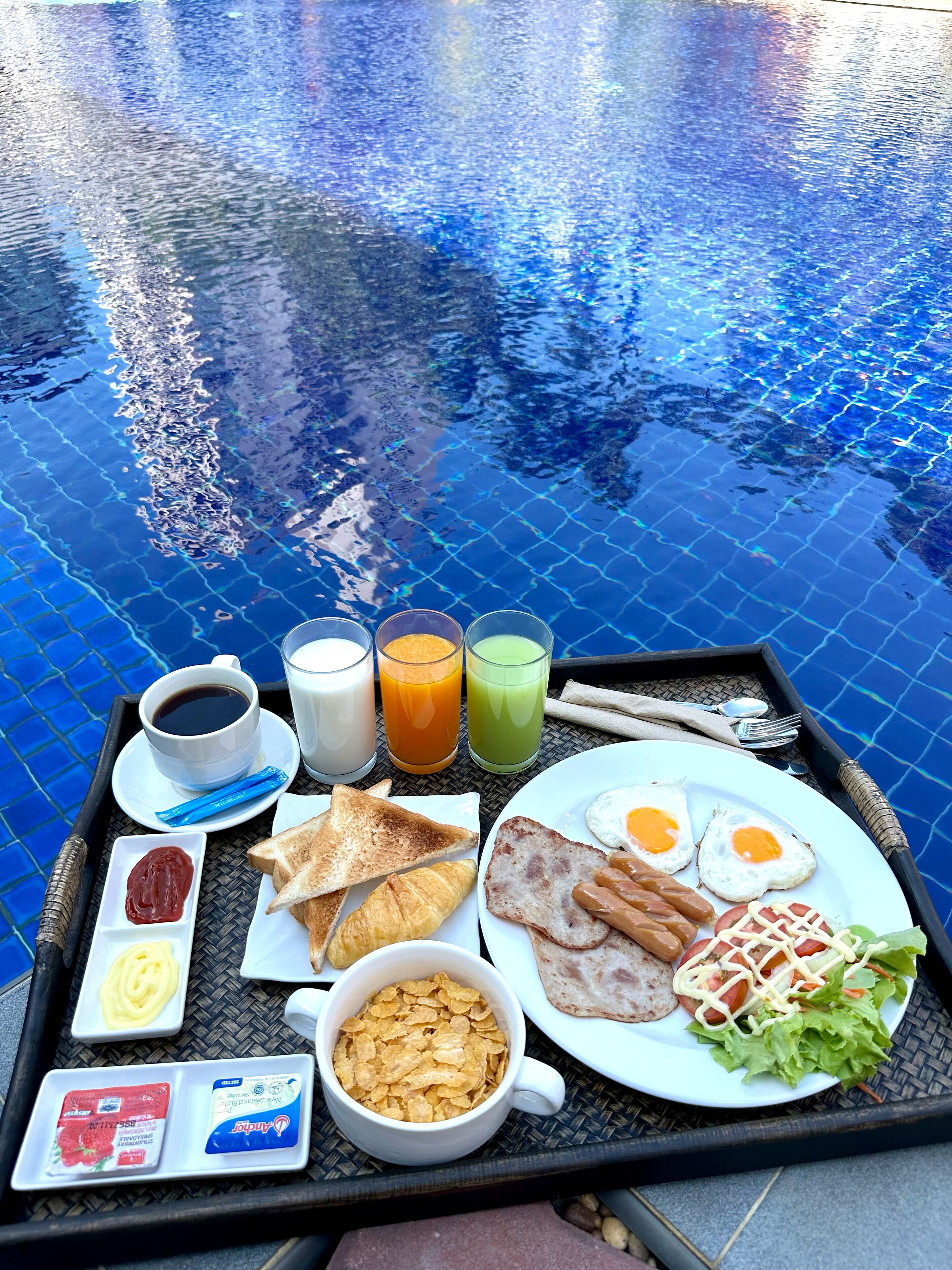daily cooked-to-order breakfast (thb 200 per person)
