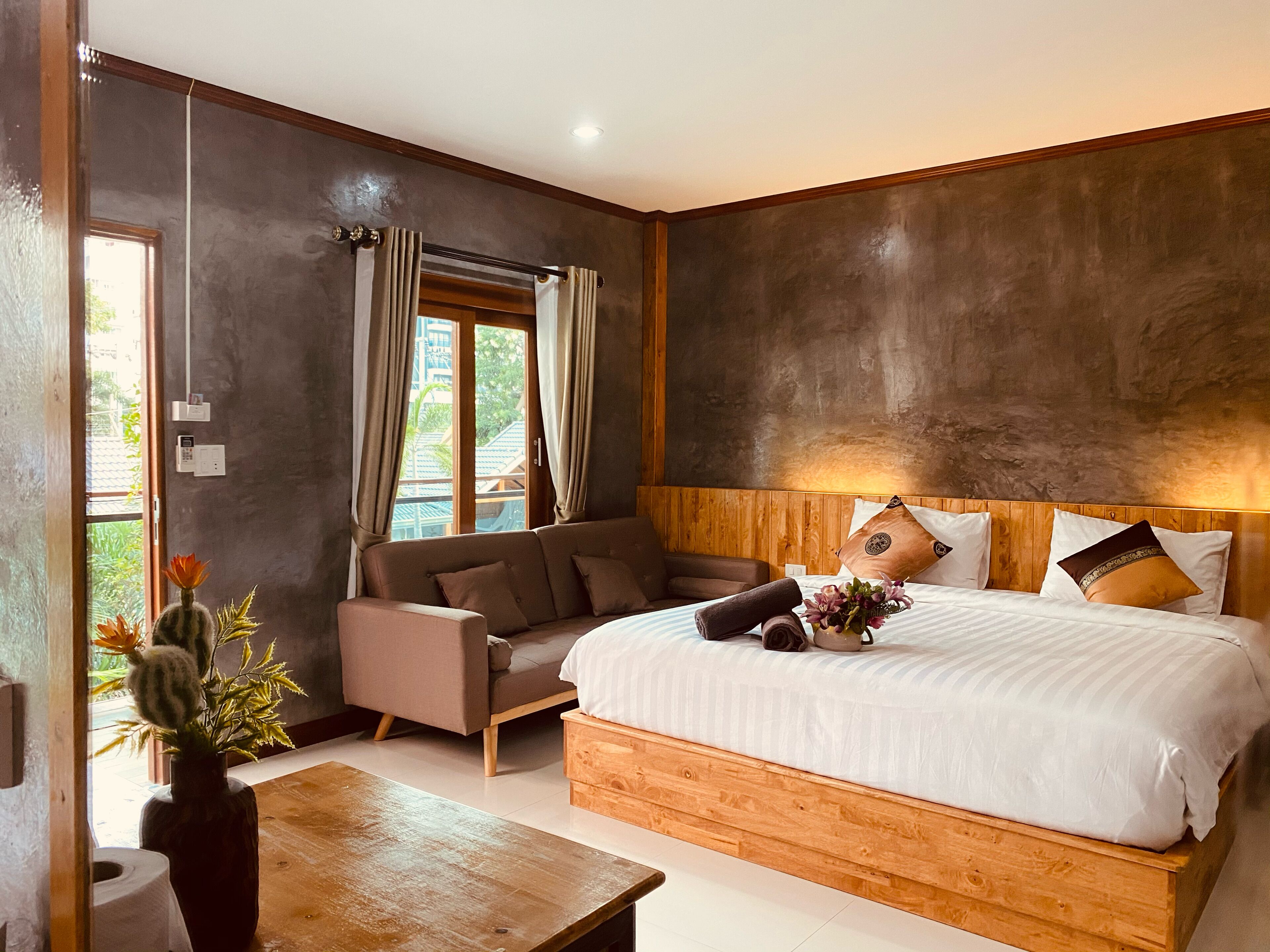 deluxe double room, bathtub | premium bedding, in-room safe, individually decorated