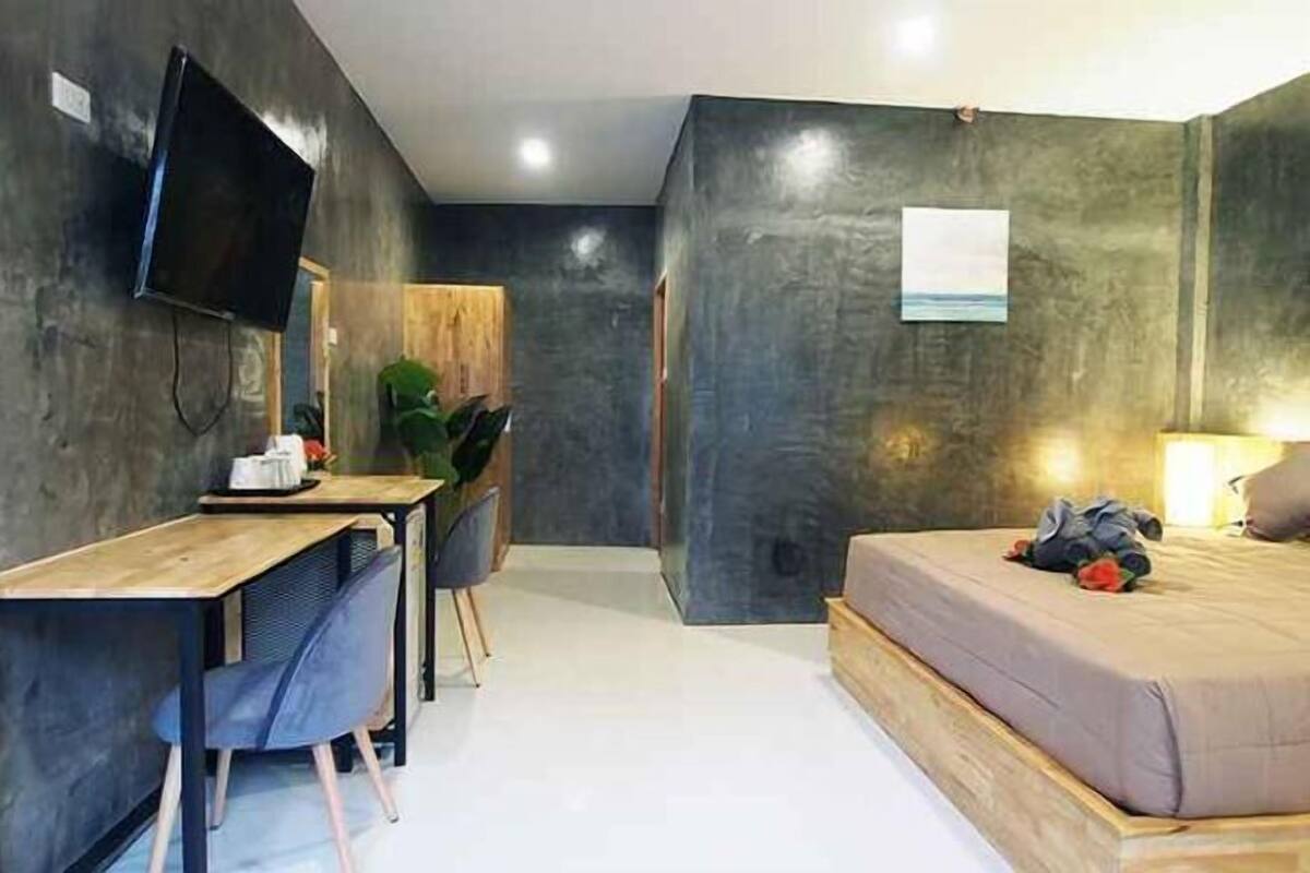 Premium bedding, in-room safe, individually decorated