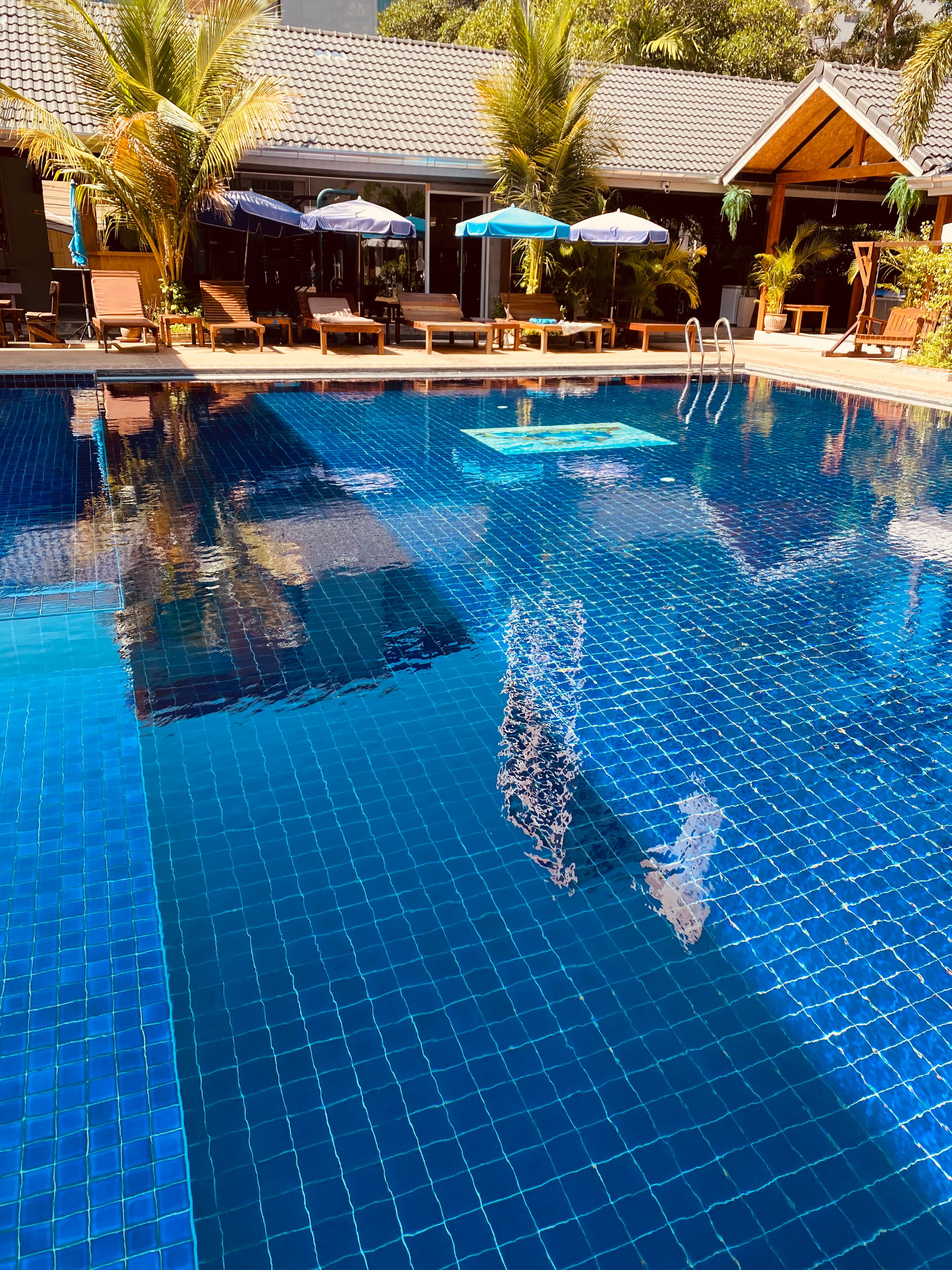 outdoor pool, free pool cabanas, pool umbrellas