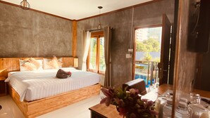 Un dormitorio moderno con una cama de madera, una mesita de noche con artículos de aseo y un espejo grande.