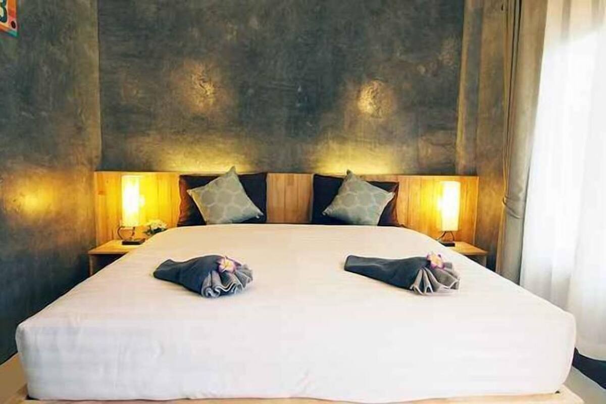 Premium bedding, in-room safe, individually decorated