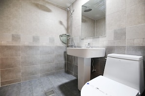 Dusche, kostenlose Toilettenartikel, Haartrockner, Bademäntel