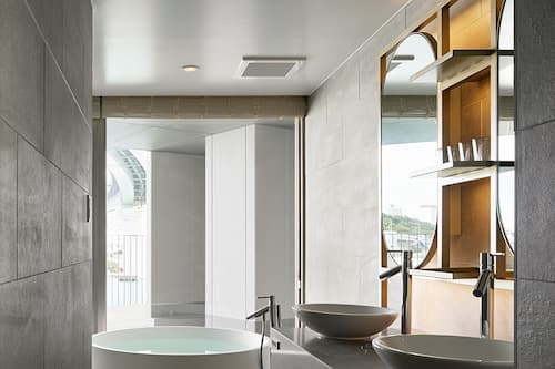 Suite estudio de lujo | Baño | Artículos de higiene personal gratuitos y secador de pelo