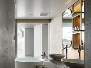 Luksusstudiosviitti | Kylpyhuone | Ilmaiset hygieniatuotteet, hiustenkuivaaja