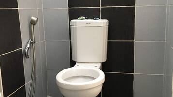 Douche, bidet, serviettes fournies, savon