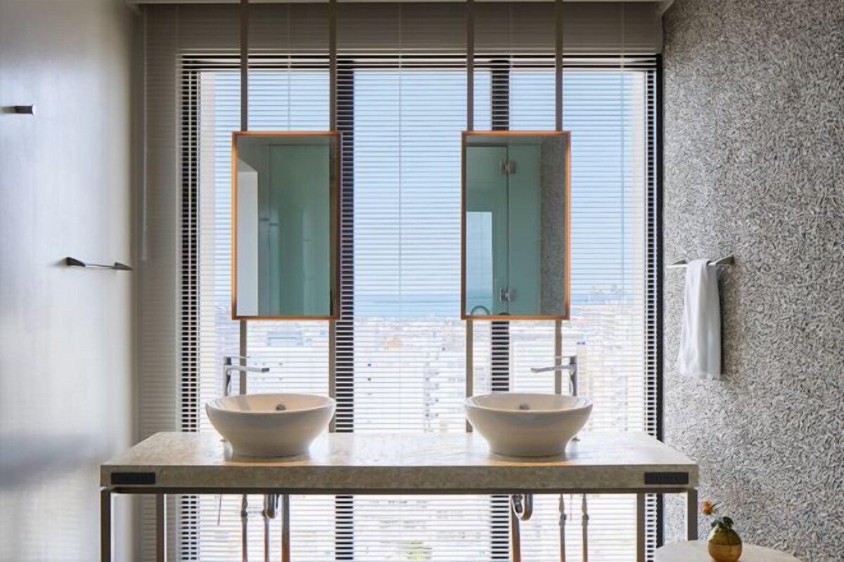 Secador de pelo, pantuflas, bidet, toallas