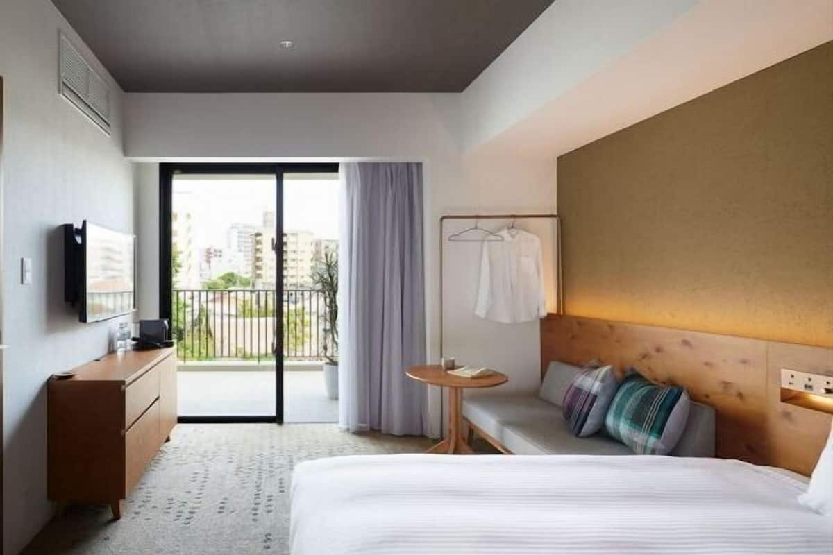 Safe på rommet, skrivebord, blendingsgardiner og wi-fi (inkludert)