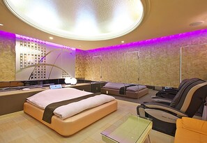 Cortinas blackout, wifi gratis y ropa de cama