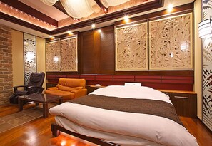 Cortinas blackout, wifi gratis y ropa de cama