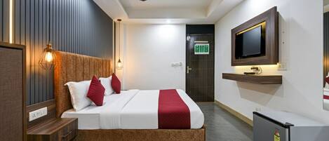 43-inch Smart TV with satellite channels, TV, first-run films