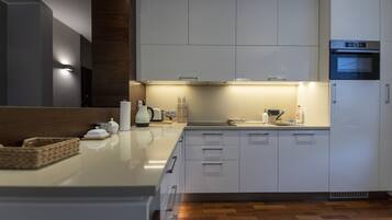 Apartamento | Cocina privada | Frigorífico, microondas, horno y placa de cocina