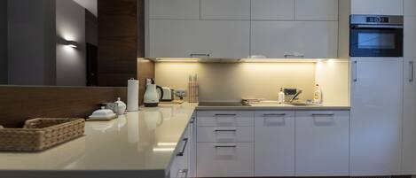 Apartamento | Cozinha privada | Geladeira, micro-ondas, fogão, cooktop