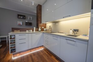 Apartment | Eigene Küche | Kühlschrank, Mikrowelle, Ofen, Herdplatte