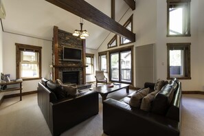 Appartement, 3 slaapkamers | Woonruimte | Flatscreentelevisie en een dvd-speler