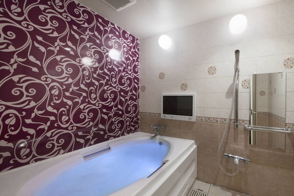 Quarto casal (Standard) | Banheiro | Chuveiro/banheira combinados, produtos de toalete grátis