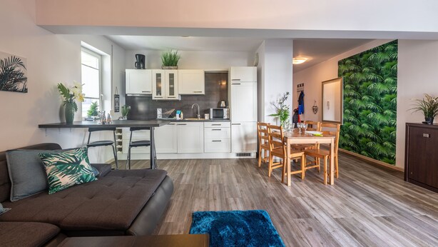 A modern apartment with a living area, kitchen, and dining space. - Victus Apartamenty - Bella (Sopot)