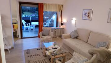 Apartemen, balkon | Area keluarga | Smart TV, Netflix, film tayangan perdana, dan layanan streaming