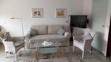 Căn hộ, ban công | Khu phòng khách | TV màn hình phẳng 43-inch có truyền hình vệ tinh, Smart TV, Netflix