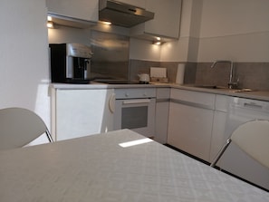 Appartement, balcon | Cuisine privée | Grand réfrigérateur, micro-ondes, plaque de cuisson, lave-vaisselle