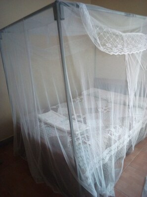 Escritorio, wifi gratis y ropa de cama 