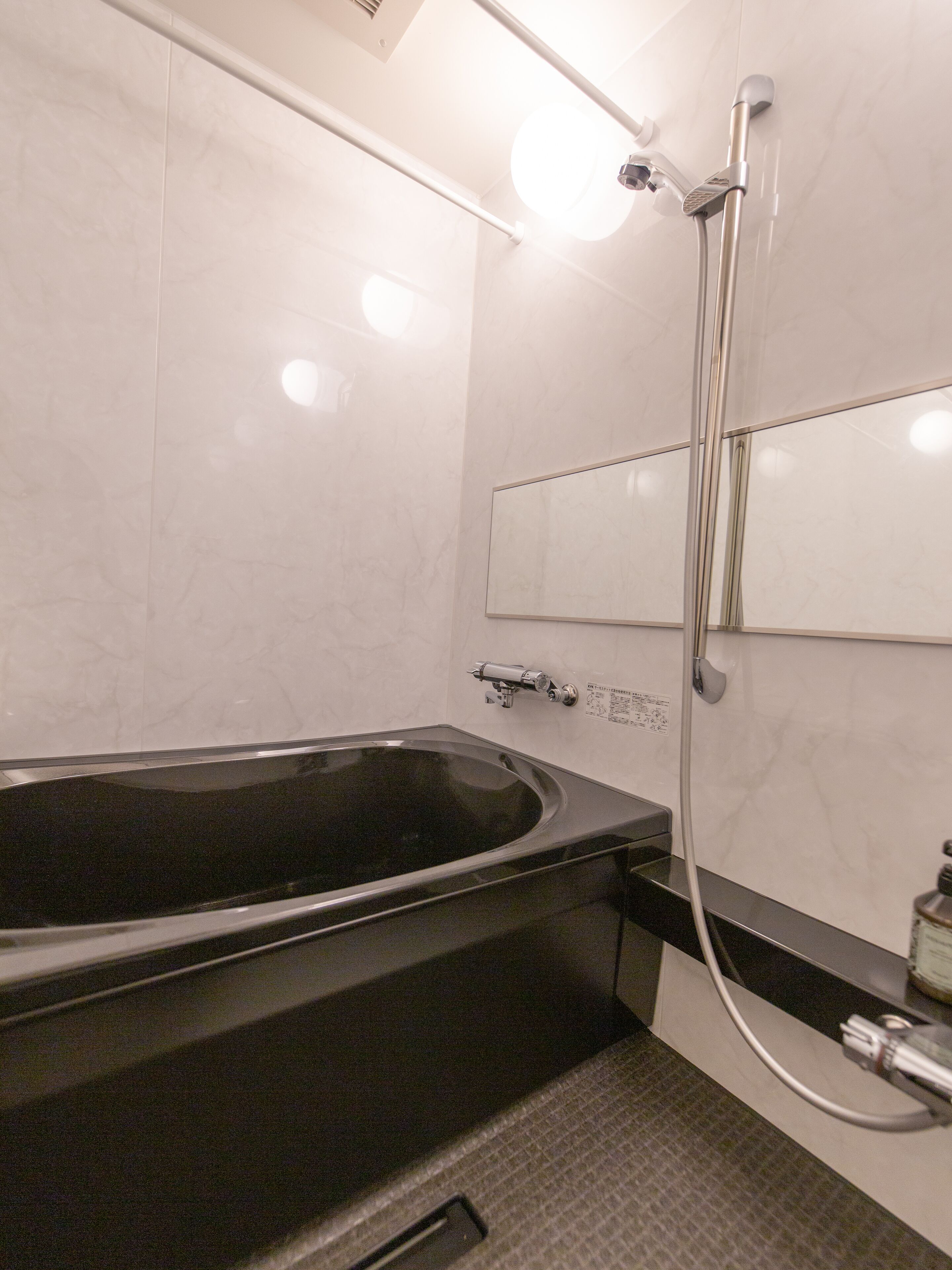 Separate bathtub and shower, hair dryer, slippers, bidet