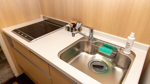 大型冷蔵庫、電子レンジ、コンロ、電気ポット