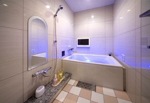 Habitación doble (Standard) | Baño | Tina con regadera, tina de hidromasaje, amenidades de baño gratuitas