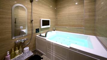 Double Room (Standard) | Bathroom | Combined shower/tub, jetted tub, free toiletries, hair dryer