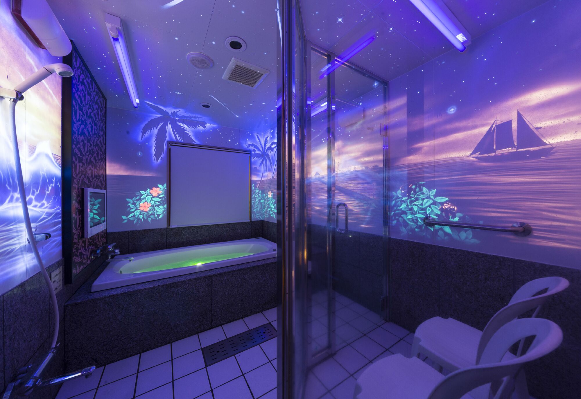 Double Room (Standard) | Bathroom | Combined shower/tub, jetted tub, free toiletries, hair dryer