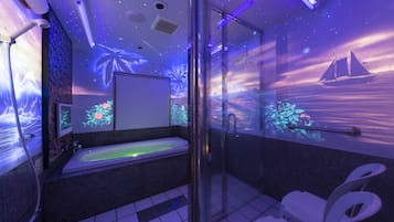 Double Room (Standard) | Bathroom | Combined shower/tub, jetted tub, free toiletries, hair dryer