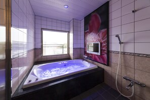 Chambre Double (Standard) | Salle de bain | Ensemble douche/baignoire, baignoire à jets